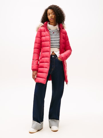 Tommy Jeans Overgangsfrakke 'Essential' i rød: forside