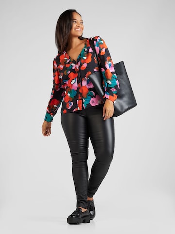 Vero Moda Curve - Blusa 'JOSIE SOFIE' en negro