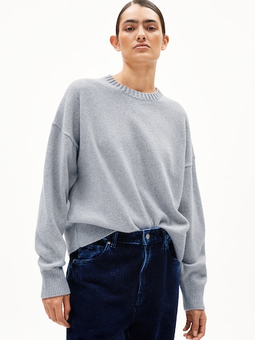 Pull-over ARMEDANGELS en gris : devant