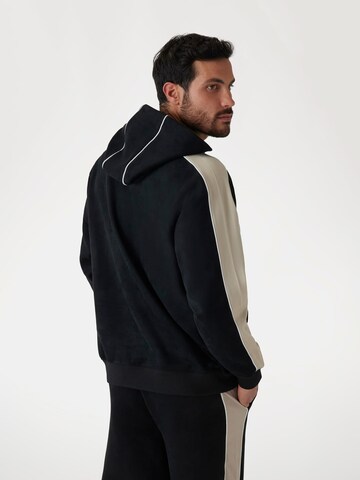 GUESS Sweatshirt in Schwarz
