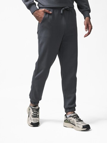 L'Arte Milano Tapered Hose‌‌‌‌‌‌‌‌‌‌ in Grau
