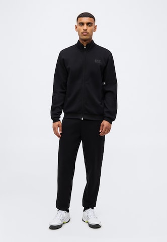 Costum de trening de la EA7 Emporio Armani pe negru: față