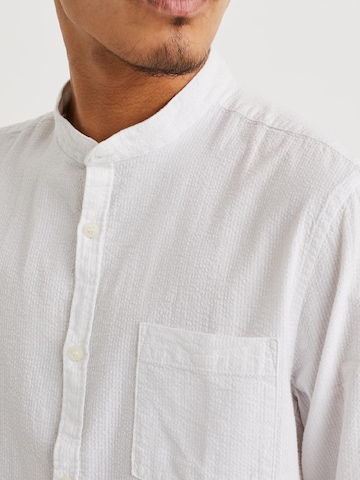 WE Fashion Přiléhavý střih Košile – bílá