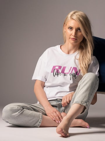 Georgiana Datcu Υπερμέγεθες μπλουζάκι 'RUN LIKE A GIRL' σε λευκό