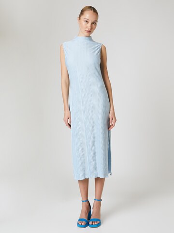 Robe 'Tilda' ABOUT YOU x Laura Giurcanu en bleu : devant