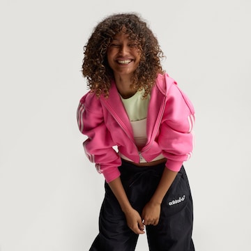 ADIDAS ORIGINALS - Tapered Pantalón 'AdiSignature Vista Wind' en negro
