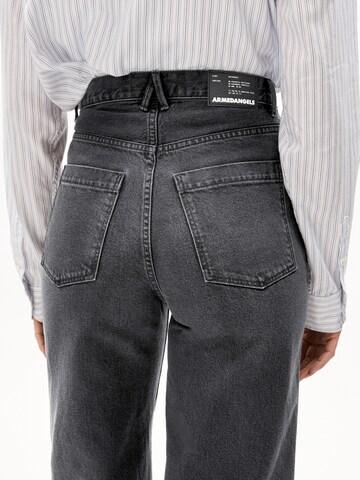 ARMEDANGELS Wide leg Jeans 'ENIJAA' in Grijs: voorkant