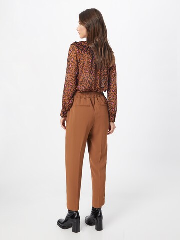 Sisley Tapered Pleat-Front Pants in Brown