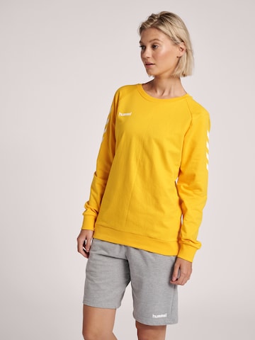 Hummel Sportief sweatshirt in Geel: voorkant