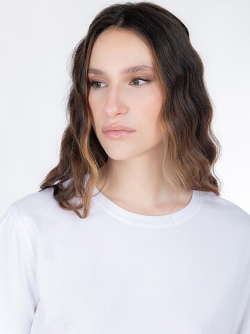 Influencer Тениска в бяло