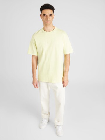 Nike Sportswear T-shirt 'ESSNTL' i gul