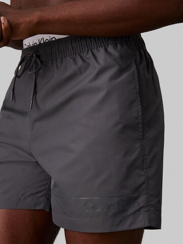 Calvin Klein Swimwear Szorty kąpielowe 'META LEGACY' w kolorze szary