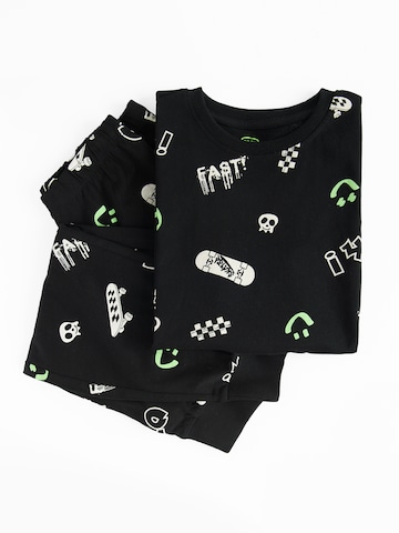 Pijamale de la Cool Club pe negru: față