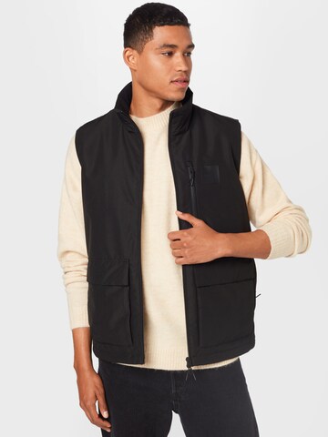 MAKIA Bodywarmer 'Inlet' in Zwart: voorkant