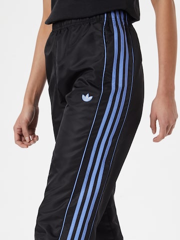 Tapered Pantaloni '3-Stripes ' di ADIDAS ORIGINALS in nero