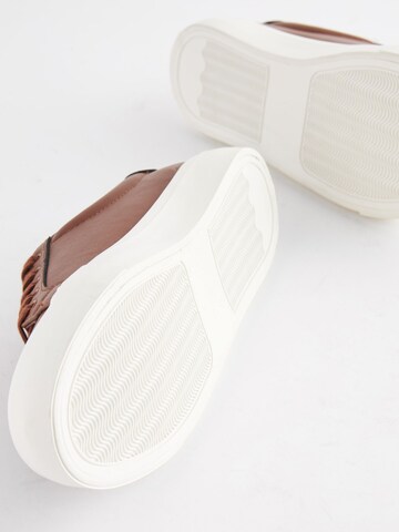 Baskets Next en marron