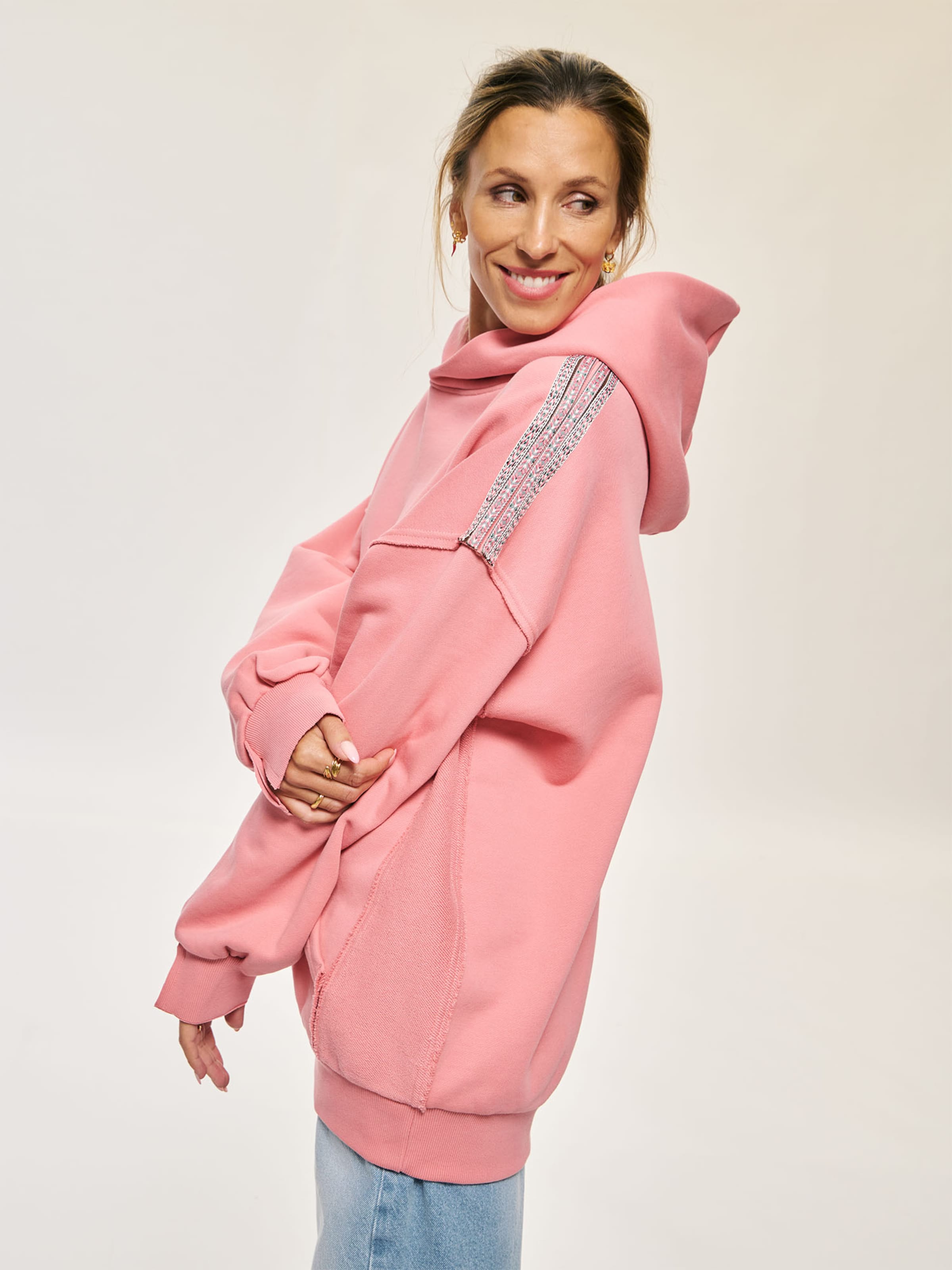 Kamila Šikl Sweatshirt in Rose | ABOUT YOU