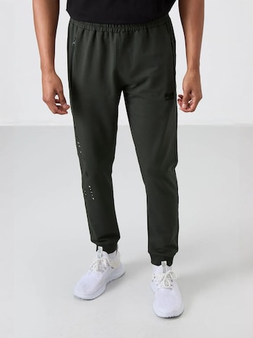 Tommy Life Regular Trousers in Green: front
