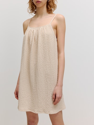 EDITED Letní šaty 'Carmi' – béžová: přední strana