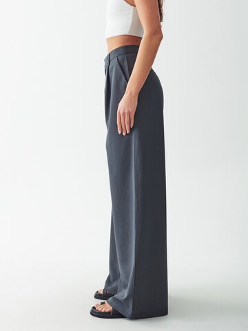 Calli Wide Leg Bundfaltenhose 'Katy' in Grau