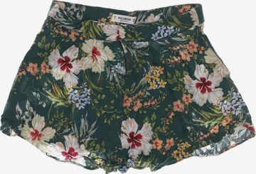 Pull&Bear Shorts L in Grün: predná strana