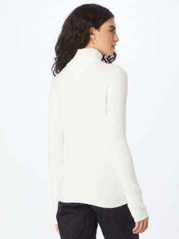 Tommy Jeans Sweter w kolorze biały