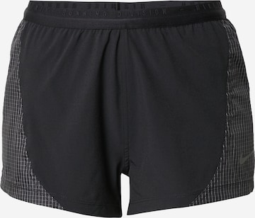 NIKE Regular Sportshorts in Schwarz: predná strana