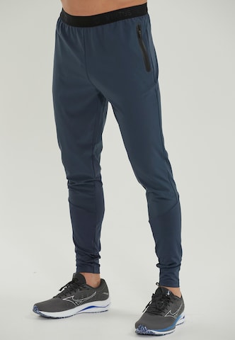 Virtus Tapered Sportbroek 'BLAG V2 M Hyper' in Blauw: voorkant