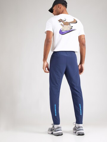 Effilé Pantalon Nike Sportswear en bleu : derrière