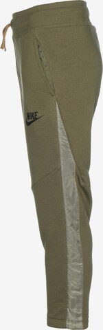 Regular Pantalon de sport Nike Sportswear en vert