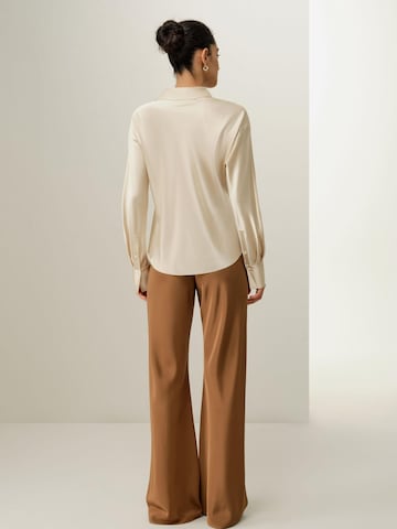 Lilysilk Blouse 'LILYSILK Seidenhemd im Schrägschnitt' in Geel