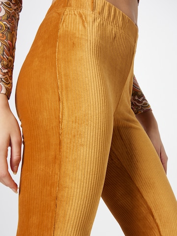 NEON & NYLON - Acampanado Pantalón 'KAIA' en marrón