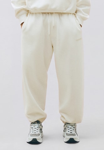 Tapered Pantaloni di Bershka in bianco: frontale