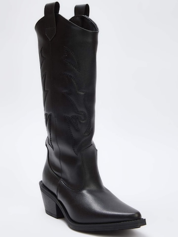 Bottes de cowboy Trendyol en noir : devant