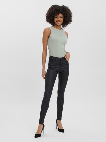 Vero Moda Petite Skinny Kalhoty 'Seven' – černá