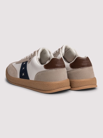 Pantofi de la Ombre pe alb