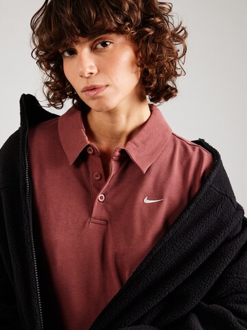 Nike Sportswear - Camiseta 'Essential' en rojo
