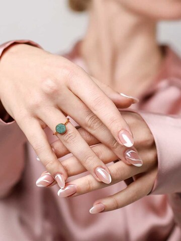 Sergio Engel Ring 'Beach Ring 01 Vergoldeter Edelstahlring mit Naturstein-Cabouchon' in Groen: voorkant
