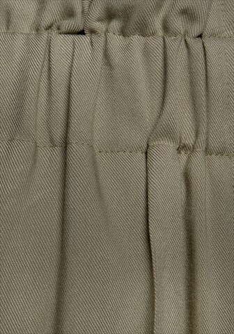 LASCANA Loosefit Kalhoty se sklady v pase – šedá