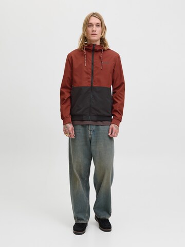 raudona JACK & JONES Demisezoninė striukė 'JJERush'