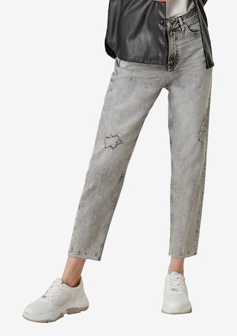 QS Regular Jeans in Grey: front