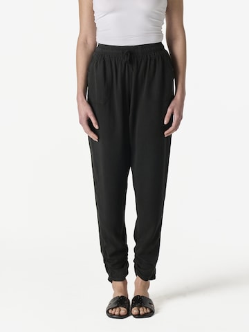 KOROSHI Tapered Byxa i svart: framsida