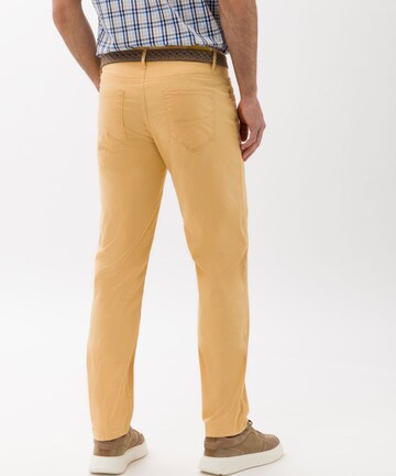 Regular Pantalon 'Cadiz' BRAX en jaune : derrière