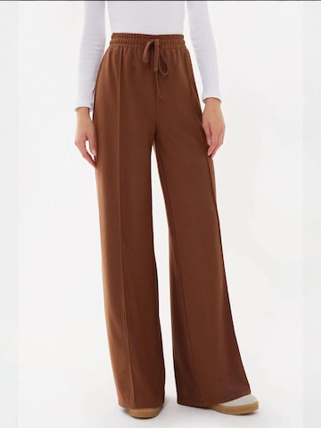 Hiccup Wide Leg Hose in Braun: Vorderseite