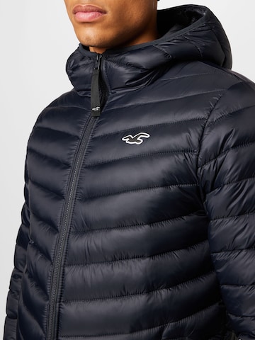 HOLLISTER Jacke in Schwarz