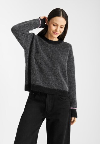 Frieda & Freddies NY Pullover in Grau: Vorderseite