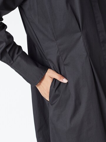 Robe-chemise 'Poppy' co'couture en noir