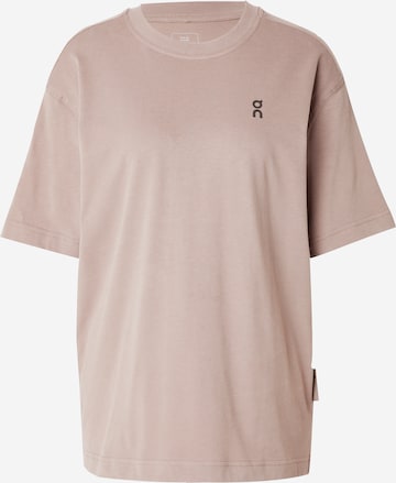 On T-shirt i grå: framsida