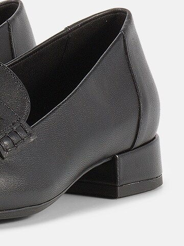 VAGABOND SHOEMAKERS - Sapato Slip-on 'DEBBI' em preto