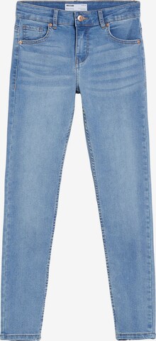 Jeans de la Bershka pe albastru: față